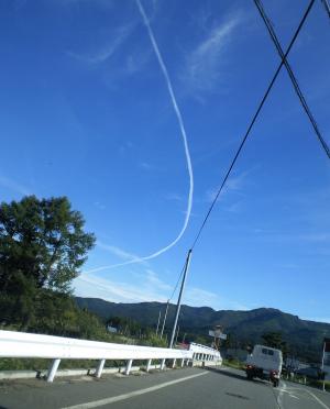 曲線の飛行機雲（２５．１０．６）