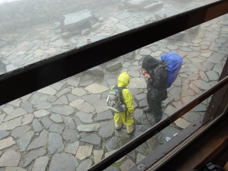 20110817-5 穂高岳山荘部屋の窓から、親子