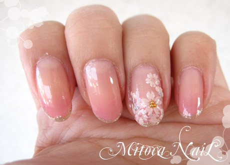 桜ネイル2011。こぼれ桜が爪に咲く。