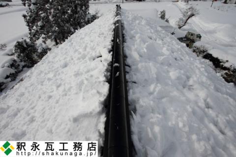 富山の屋根の雪下ろし作業中03