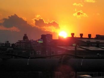 電車庫に落ちる夕陽
