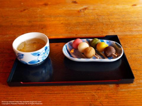 松山名物「坊ちゃん団子」と梅こぶ茶