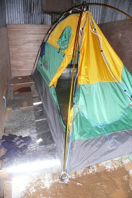 避難小屋でテント